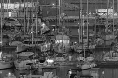 İtalya, Sicilya, Akdeniz, Marina di Ragusa (Ragusa ili); 27 Temmuz 2020, geceleri limanda motorlu tekneler ve lüks yatlar - EDITORIAL