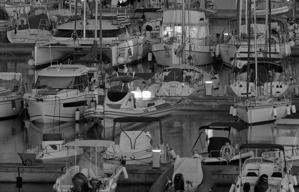 イタリア シチリア島 地中海 マリーナ ラグーザ ラグーザ州 2020年7月27日 夜の港でモーターボートや豪華ヨット Editorial — ストック写真