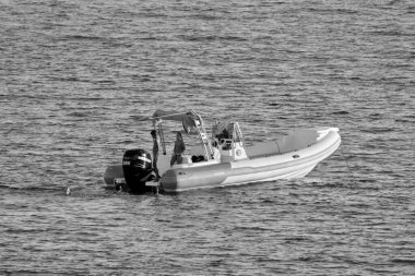 İtalya, Sicilya, Akdeniz, Marina di Ragusa (Ragusa Eyaleti); 29 Temmuz 2020, kauçuk bir teknede insanlar - EDITORIAL