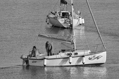 İtalya, Sicilya, Akdeniz, Marina di Ragusa (Ragusa Eyaleti); 30 Temmuz 2020, limandaki insanlar - EDITORIAL