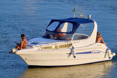 İtalya, Sicilya, Akdeniz, Marina di Ragusa (Ragusa Eyaleti); 30 Temmuz 2020, limanda lüks bir yatta insanlar - EDITORIAL