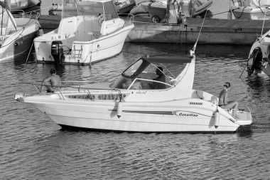 İtalya, Sicilya, Akdeniz, Marina di Ragusa (Ragusa Eyaleti); 30 Temmuz 2020, limanda lüks bir yatta insanlar - EDITORIAL