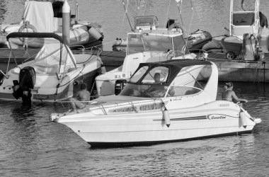 İtalya, Sicilya, Akdeniz, Marina di Ragusa (Ragusa Eyaleti); 30 Temmuz 2020, limanda lüks bir yatta insanlar - EDITORIAL