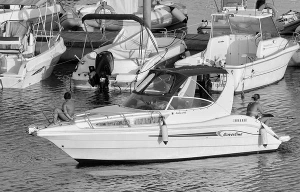 意大利 西西里 地中海 拉古萨港 拉古萨省 2020年7月30日 港口乘豪华游艇的人 Editorial — 图库照片