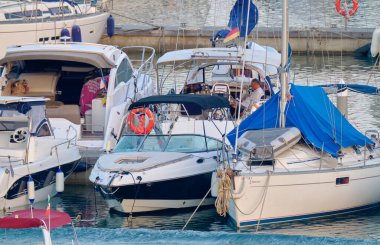 İtalya, Sicilya, Akdeniz, Marina di Ragusa (Ragusa Eyaleti); 31 Temmuz 2020, limandaki insanlar ve lüks yatlar - EDITORIAL