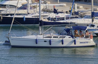 İtalya, Sicilya, Akdeniz, Marina di Ragusa (Ragusa Eyaleti); 1 Ağustos 2020, limandaki bir yelkenli ve lüks yatlarda yaşayan insanlar - EDITORIAL