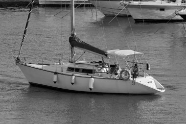 İtalya, Sicilya, Akdeniz, Marina di Ragusa (Ragusa ili); 1 Ağustos 2020, limandaki bir yelkenli teknesinde çift - EDITORIAL