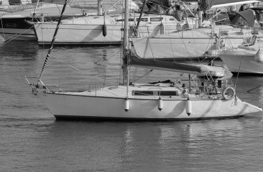 İtalya, Sicilya, Akdeniz, Marina di Ragusa (Ragusa Eyaleti); 1 Ağustos 2020, limanda bir yelkenli teknesi ve lüks yatlarda bir çift - EDITORIAL