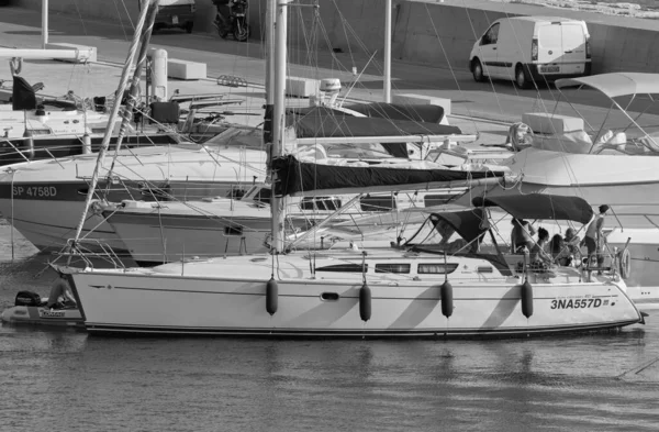 意大利 西西里 地中海 拉古萨海 拉古萨省 2020年8月1日 港口的帆船和豪华游艇上的乘客 Editorial — 图库照片