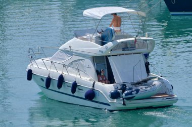 İtalya, Sicilya, Akdeniz, Marina di Ragusa (Ragusa Eyaleti); 2 Ağustos 2020, limanda lüks bir yatta insanlar - EDITORIAL