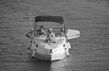 İtalya, Sicilya, Akdeniz, Marina di Ragusa (Ragusa Eyaleti); 2 Ağustos 2020, limandaki bir motorlu tekne - EDITORIAL