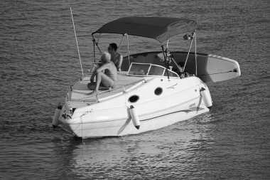 İtalya, Sicilya, Akdeniz, Marina di Ragusa (Ragusa Eyaleti); 2 Ağustos 2020, limandaki bir motorlu tekne - EDITORIAL