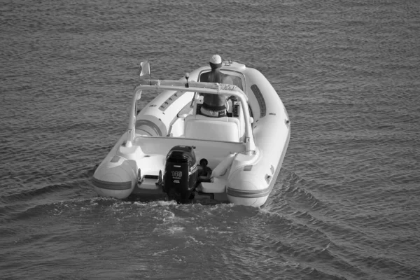 イタリア シチリア島 地中海 マリーナ ラグーザ ラグーザ州 8月2020 ポート内のゴムボートの上の男 編集部 — ストック写真
