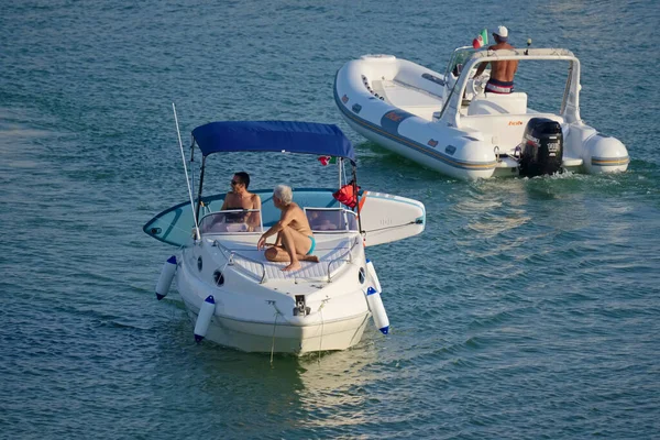 Italien Sicilien Medelhavet Marina Ragusa Ragusaprovinsen Augusti 2020 Personer Motorbåtar — Stockfoto
