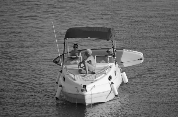 イタリア シチリア島 地中海 マリーナ ラグーザ ラグーザ州 8月2020 港のモーターボートに乗っている人々 Editorial — ストック写真