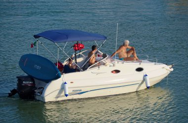 İtalya, Sicilya, Akdeniz, Marina di Ragusa (Ragusa Eyaleti); 2 Ağustos 2020, limandaki bir motorlu tekne - EDITORIAL