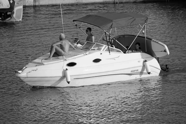 イタリア シチリア島 地中海 マリーナ ラグーザ ラグーザ州 8月2020 港のモーターボートに乗っている人々 Editorial — ストック写真