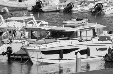 İtalya, Sicilya, Akdeniz, Marina di Ragusa (Ragusa ili); 3 Ağustos 2020, limanda motorlu tekneler ve lüks yatlar - EDITORIAL