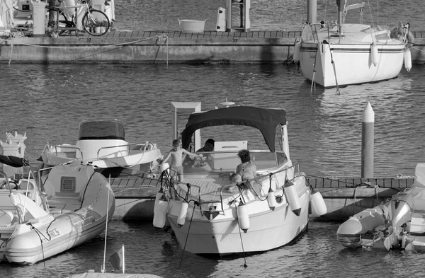 意大利 西西里 地中海 拉古萨港 拉古萨省 2020年8月3日 港口乘豪华游艇的人 Editorial — 图库照片