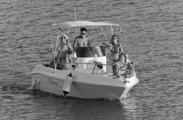 Italien Sicilien Medelhavet Marina Ragusa Ragusaprovinsen Augusti 2020 Personer Motorbåt — Stockfoto