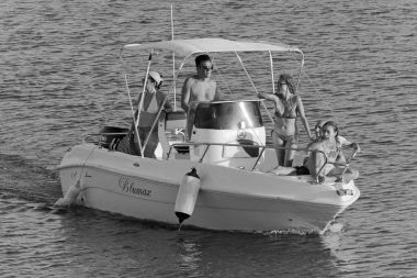 İtalya, Sicilya, Akdeniz, Marina di Ragusa (Ragusa Eyaleti); 3 Ağustos 2020, limandaki bir motorlu tekne - EDITORIAL