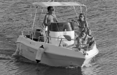 İtalya, Sicilya, Akdeniz, Marina di Ragusa (Ragusa Eyaleti); 3 Ağustos 2020, limandaki bir motorlu tekne - EDITORIAL