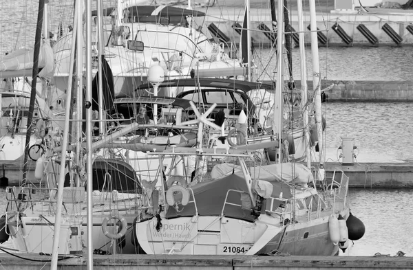 イタリア シチリア島 地中海 マリーナ ラグーザ ラグーザ州 8月2020 ポート内のセーリングボート Editorial — ストック写真