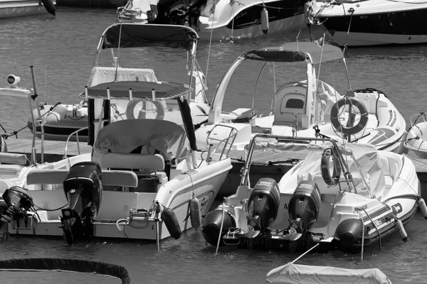 Italien Sicilien Medelhavet Marina Ragusa Ragusaprovinsen Augusti 2020 Motorbåtar Och — Stockfoto