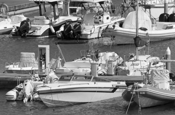 Italien Sicilien Medelhavet Marina Ragusa Ragusaprovinsen Augusti 2020 Motorbåtar Och — Stockfoto