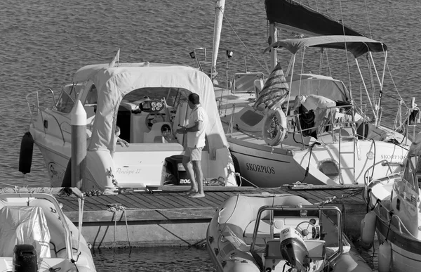 意大利 西西里 地中海 拉古萨港 拉古萨省 2020年8月7日 港口乘坐豪华游艇的人 Editorial — 图库照片