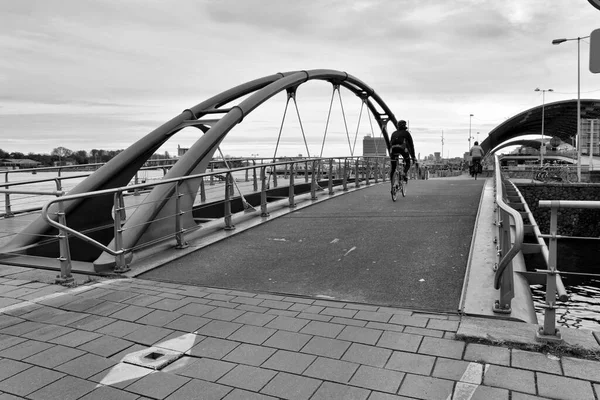 Holanda Amsterdã Motociclistas Uma Ponte Sobre Canal Água Pôr Sol — Fotografia de Stock