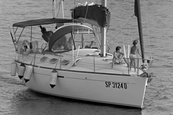 意大利 西西里 地中海 拉古萨海 拉古萨省 2020年8月9日 港口一艘帆船上的乘客 Editorial — 图库照片