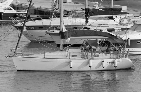 意大利 西西里 地中海 拉古萨港 拉古萨省 2020年8月9日 港口的帆船和豪华游艇上的乘客 Editorial — 图库照片