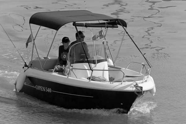 イタリア シチリア島 地中海 マリーナ ラグーザ ラグーザ州 8月2020 ポート内のモーターボート上のカップル Editorial — ストック写真