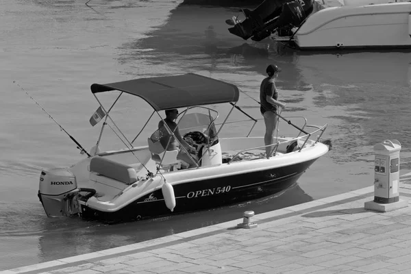 イタリア シチリア島 地中海 マリーナ ラグーザ ラグーザ州 8月2020 ポート内のモーターボート上のカップル Editorial — ストック写真