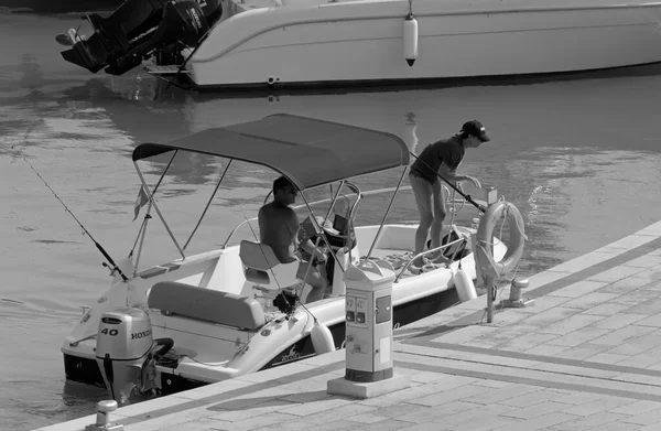Italien Sicilien Medelhavet Marina Ragusa Ragusaprovinsen Augusti 2020 Par Motorbåt — Stockfoto