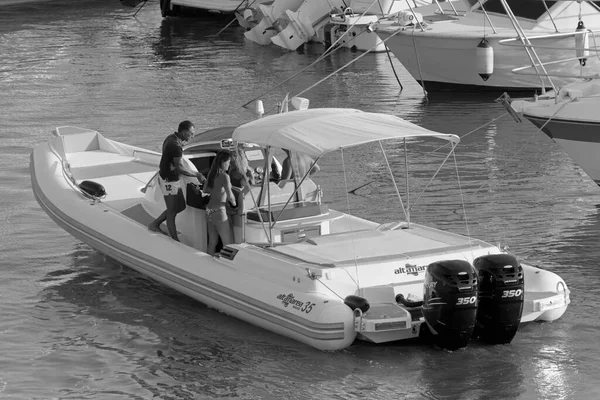 イタリア シチリア島 地中海 マリーナ ラグーザ ラグーザ州 8月2020 港の大きなゴムボートに乗っている人々 Editorial — ストック写真