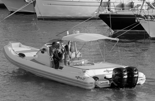 イタリア シチリア島 地中海 マリーナ ラグーザ ラグーザ州 8月2020 港の大きなゴムボートに乗っている人々 Editorial — ストック写真
