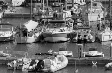 İtalya, Sicilya, Akdeniz, Marina di Ragusa (Ragusa ili); 12 Ağustos 2020, limanda motorlu tekneler ve lüks yatlar - EDITORIAL