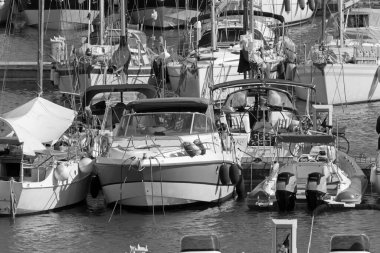 İtalya, Sicilya, Akdeniz, Marina di Ragusa (Ragusa ili); 12 Ağustos 2020, limanda motorlu tekneler ve lüks yatlar - EDITORIAL