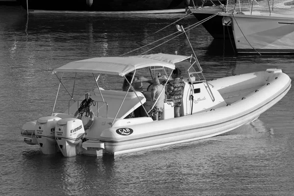 イタリア シチリア島 地中海 マリーナ ラグーザ ラグーザ州 2020年8月12日 港内のゴムボートや豪華ヨットに乗っている人々 Editorial — ストック写真