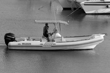 İtalya, Sicilya, Akdeniz, Marina di Ragusa (Ragusa ili); 14 Ağustos 2020, limandaki kauçuk bir teknede insanlar - EDITORIAL