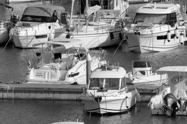 İtalya, Sicilya, Akdeniz, Marina di Ragusa (Ragusa ili); 15 Ağustos 2020, limanda motorlu tekne ve lüks yatlar - EDITORIAL