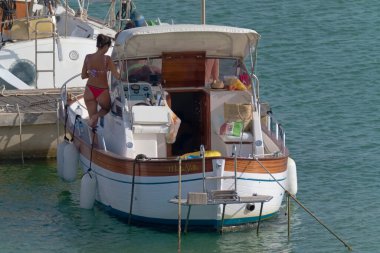 İtalya, Sicilya, Akdeniz, Marina di Ragusa (Ragusa Eyaleti); 15 Ağustos 2020, limanda lüks bir yatta insanlar - EDITORIAL