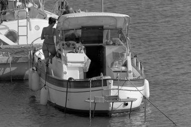 İtalya, Sicilya, Akdeniz, Marina di Ragusa (Ragusa Eyaleti); 15 Ağustos 2020, limanda lüks bir yatta insanlar - EDITORIAL