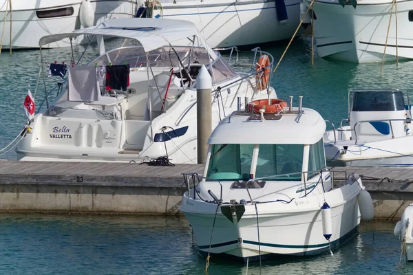 Italien Sicilien Medelhavet Marina Ragusa Ragusaprovinsen Augusti 2020 Motorbåtar Och — Stockfoto