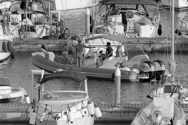 イタリア シチリア島 地中海 マリーナ ラグーザ ラグーザ州 2020年8月15日 港内の大きなゴムボートや豪華なヨットに乗っている人々 Editorial — ストック写真