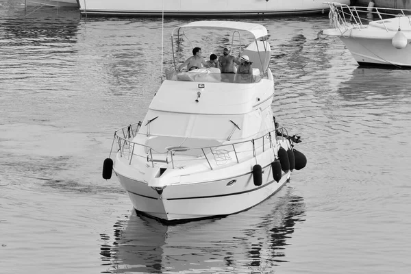 意大利 西西里 地中海 拉古萨港 拉古萨省 2020年8月16日 港口一艘豪华游艇上的乘客 Editorial — 图库照片