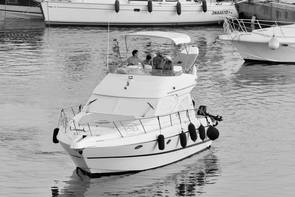 イタリア シチリア島 地中海 マリーナ ラグーザ ラグーザ州 8月2020 ポート内の豪華なヨット上の人々 — ストック写真