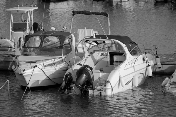 イタリア シチリア島 地中海 マリーナ ラグーザ ラグーザ州 8月2020 港のモーターボートや豪華ヨット 編集部 — ストック写真